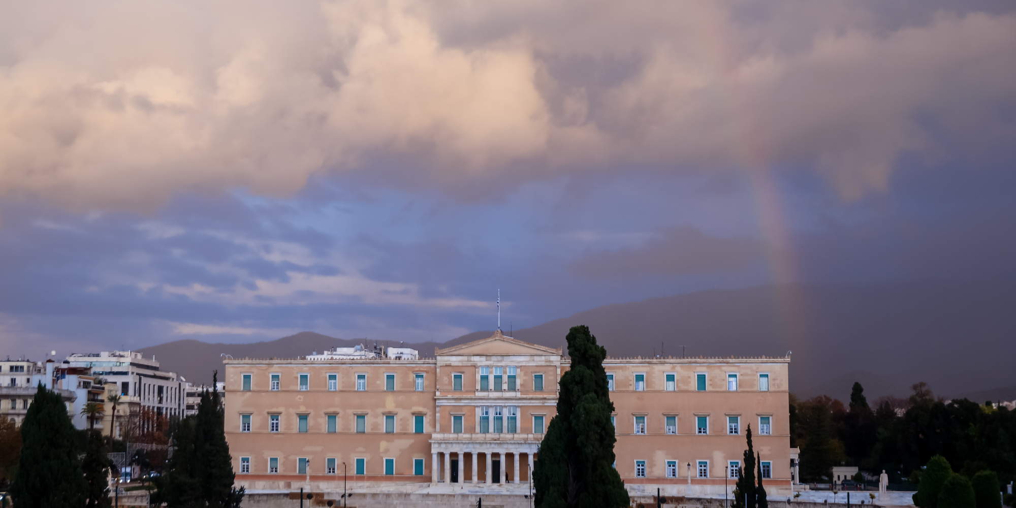 Σύννεφα, αλλά και ουράνιο τόξο πάνω από τη Βουλή των Ελλήνων