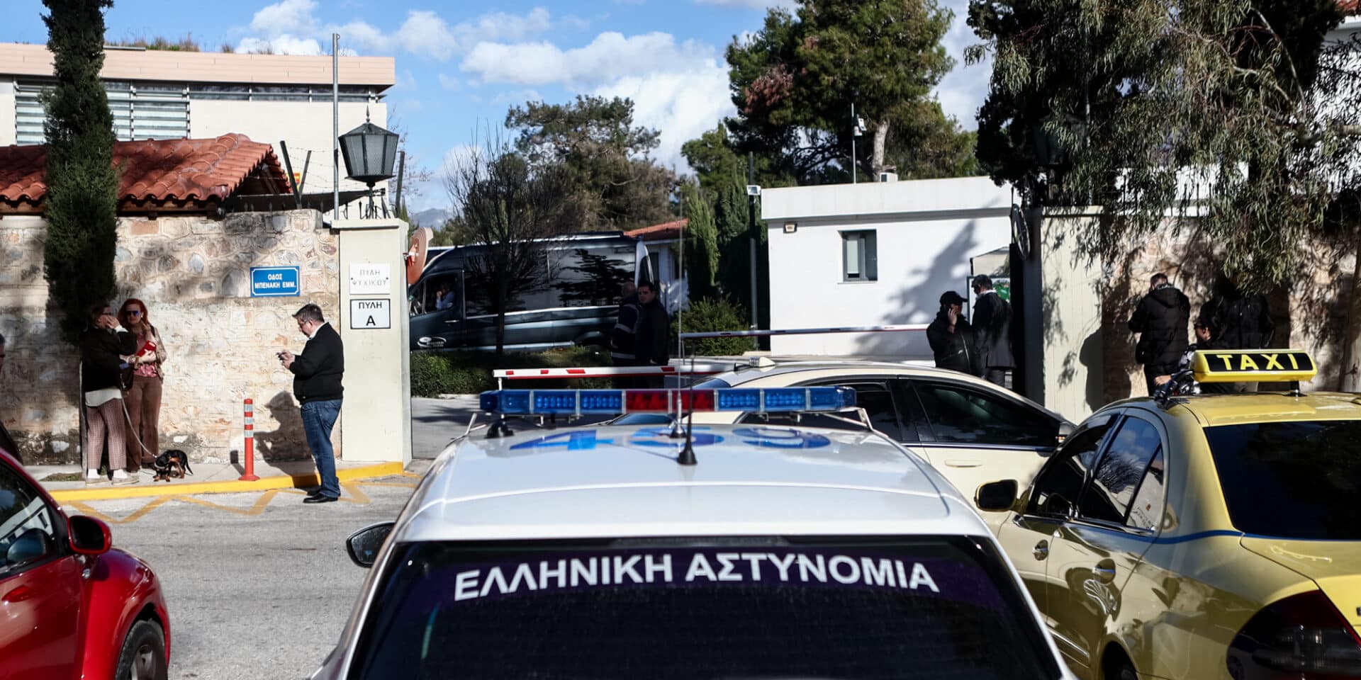 Περιπολικό έξω από το Κολλέγιο Αθηνών