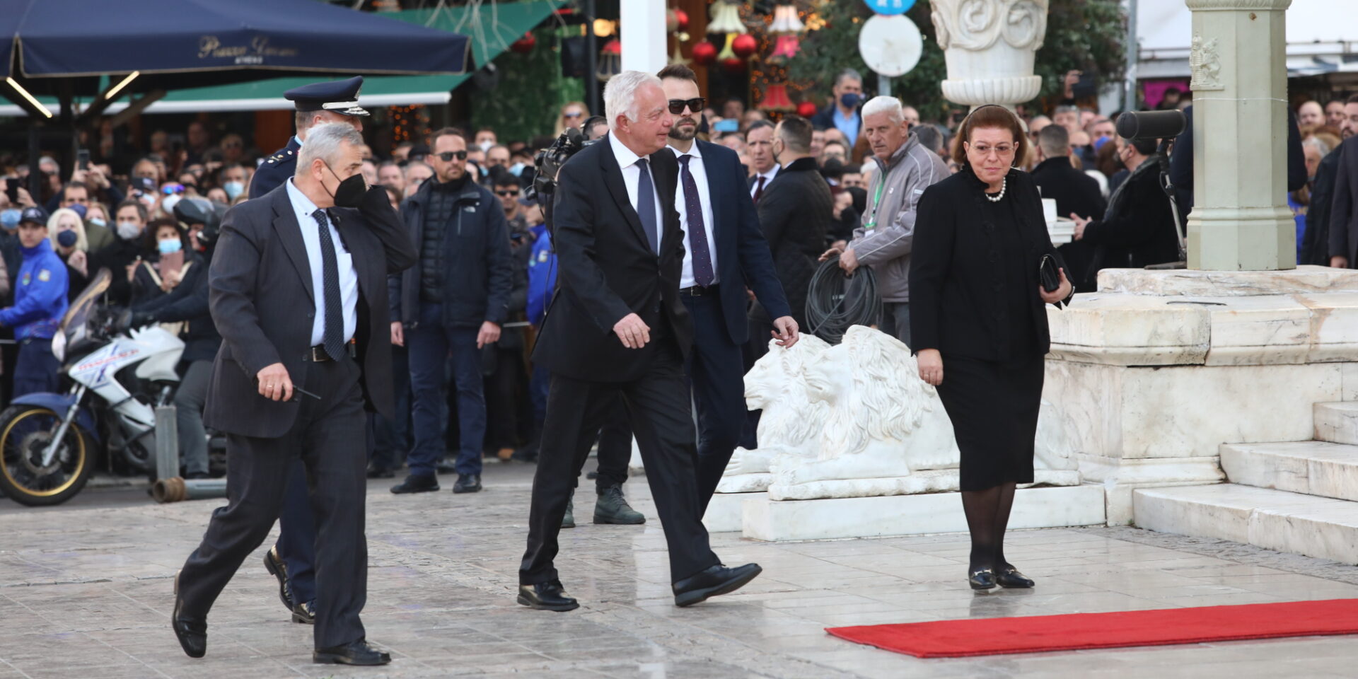 Κηδεία τέως βασιλιά: Στην Μητρόπολη Π. Πικραμμένος – Λ. Μενδώνη, εκπροσωπούν την κυβέρνηση