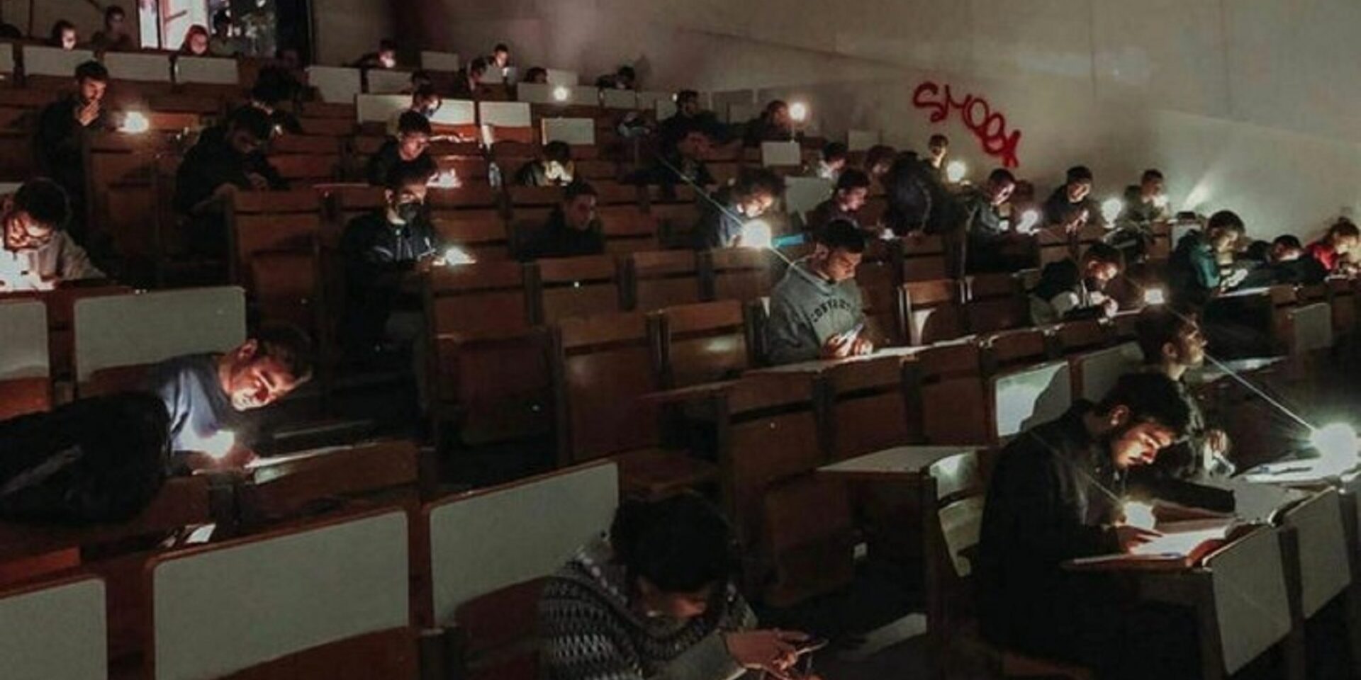 Φοιτητές στο Πολυτεχνείο δίνουν εξετάσεις με τους φακούς των κινητών