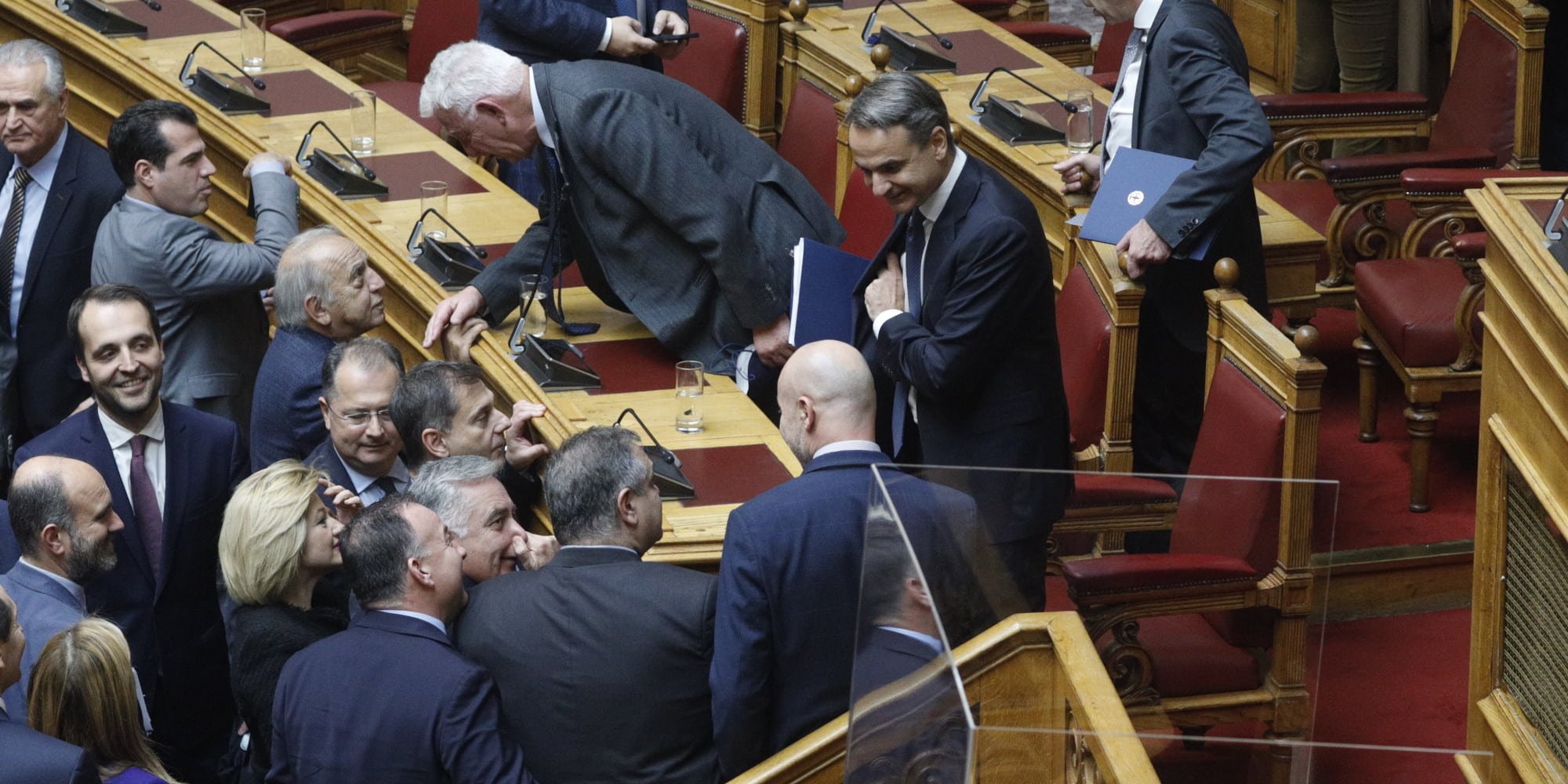 Ο Κυριάκος Μητσοτάκης με βουλευτές του μετά την ψηφοφορία στη Βουλή