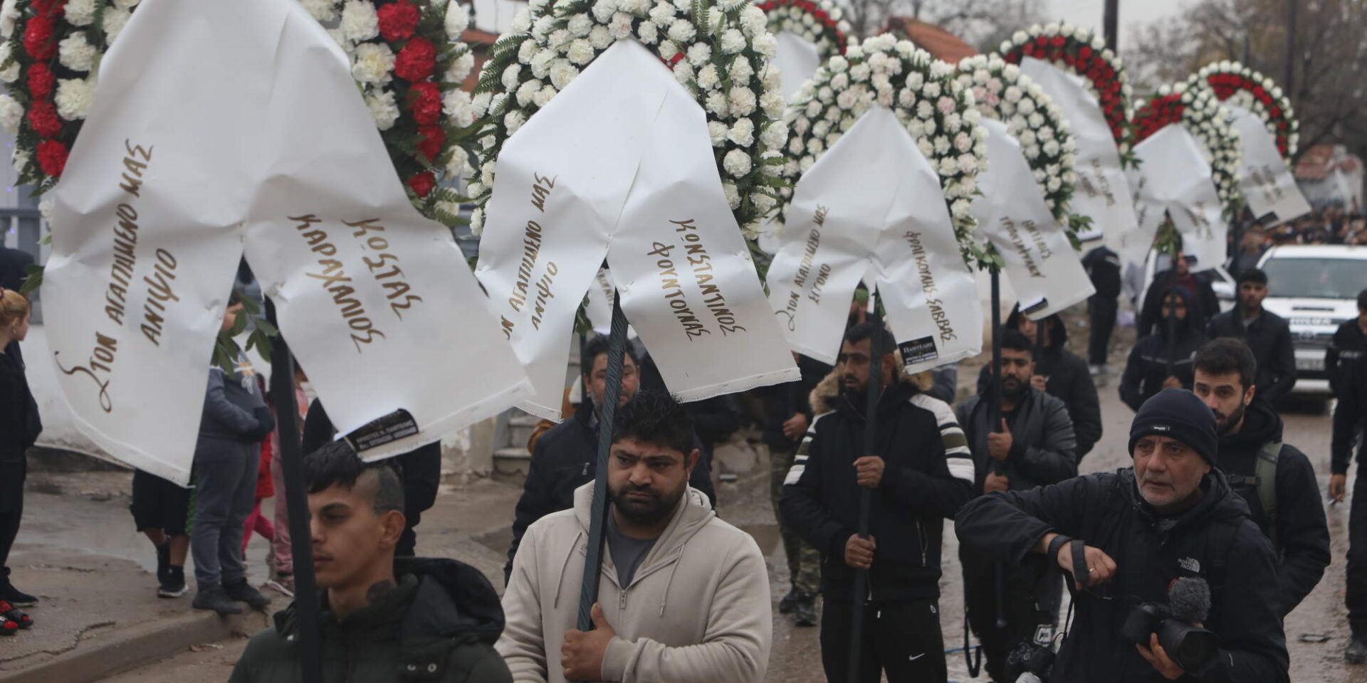 Εικόνα από την κηδεία του 16χρονου Ρομά, Κώστα Φραγκούλη