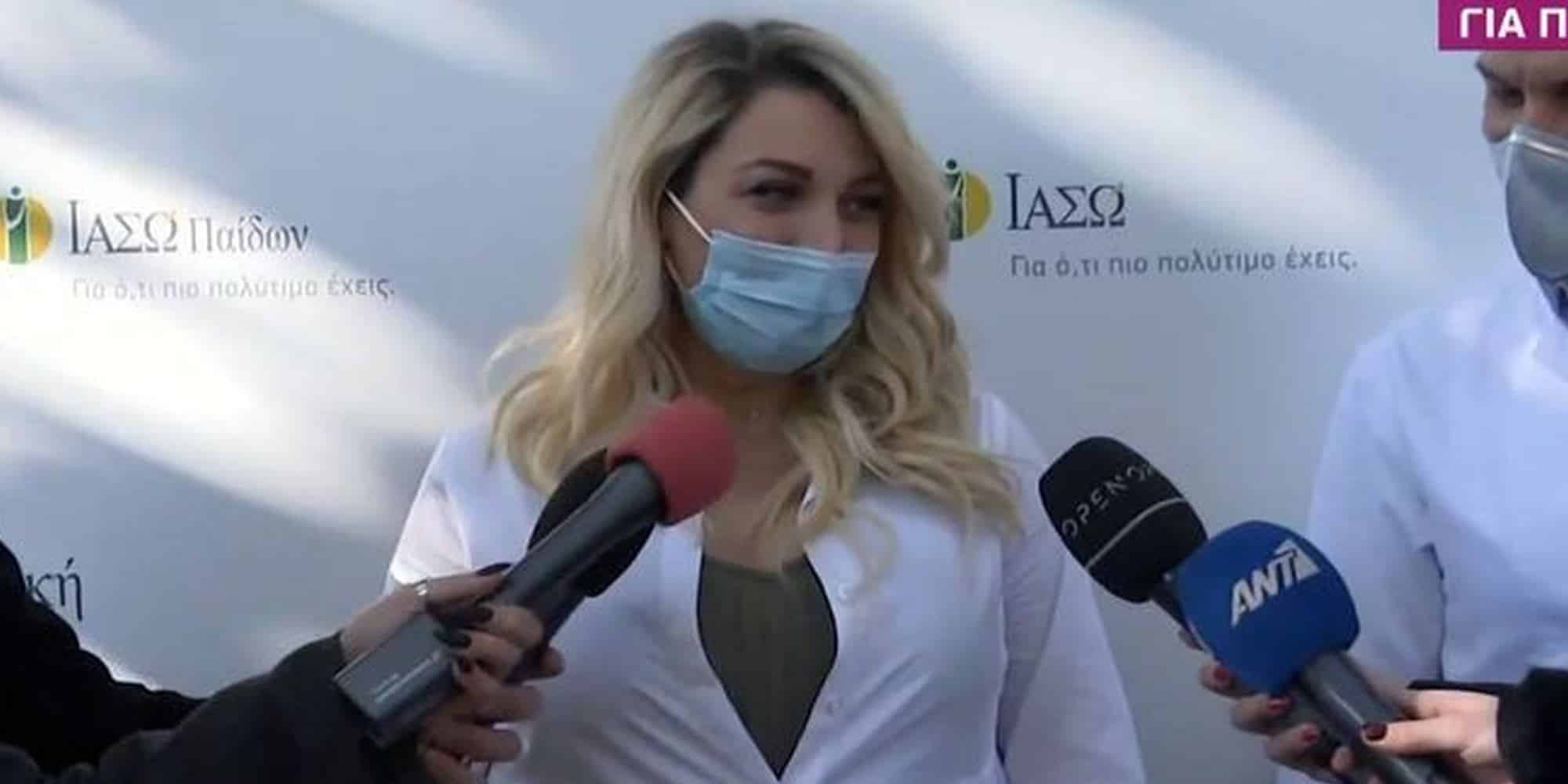 Η Κωνσταντίνα Σπυροπούλου κάνει δηλώσεις κατά την έξοδό της από το μαιευτήριο