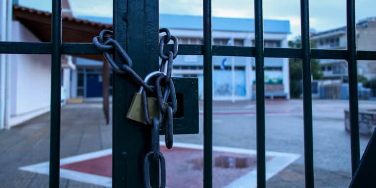 Πιερρακάκης: 813 αποβολές για χρήση κινητών σε σχολεία – 407 αναφορές για bullying από τον Απρίλιο στην ειδική πλατφόρμα