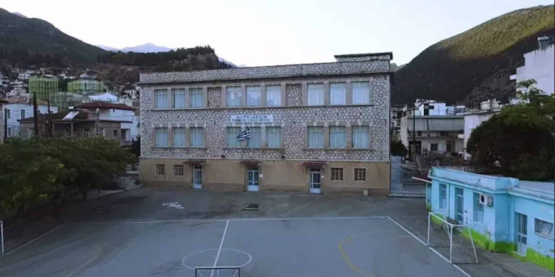 Το κτίριο όπου στεγάζεται το 1ο Δημοτικό στην Άμφισσα