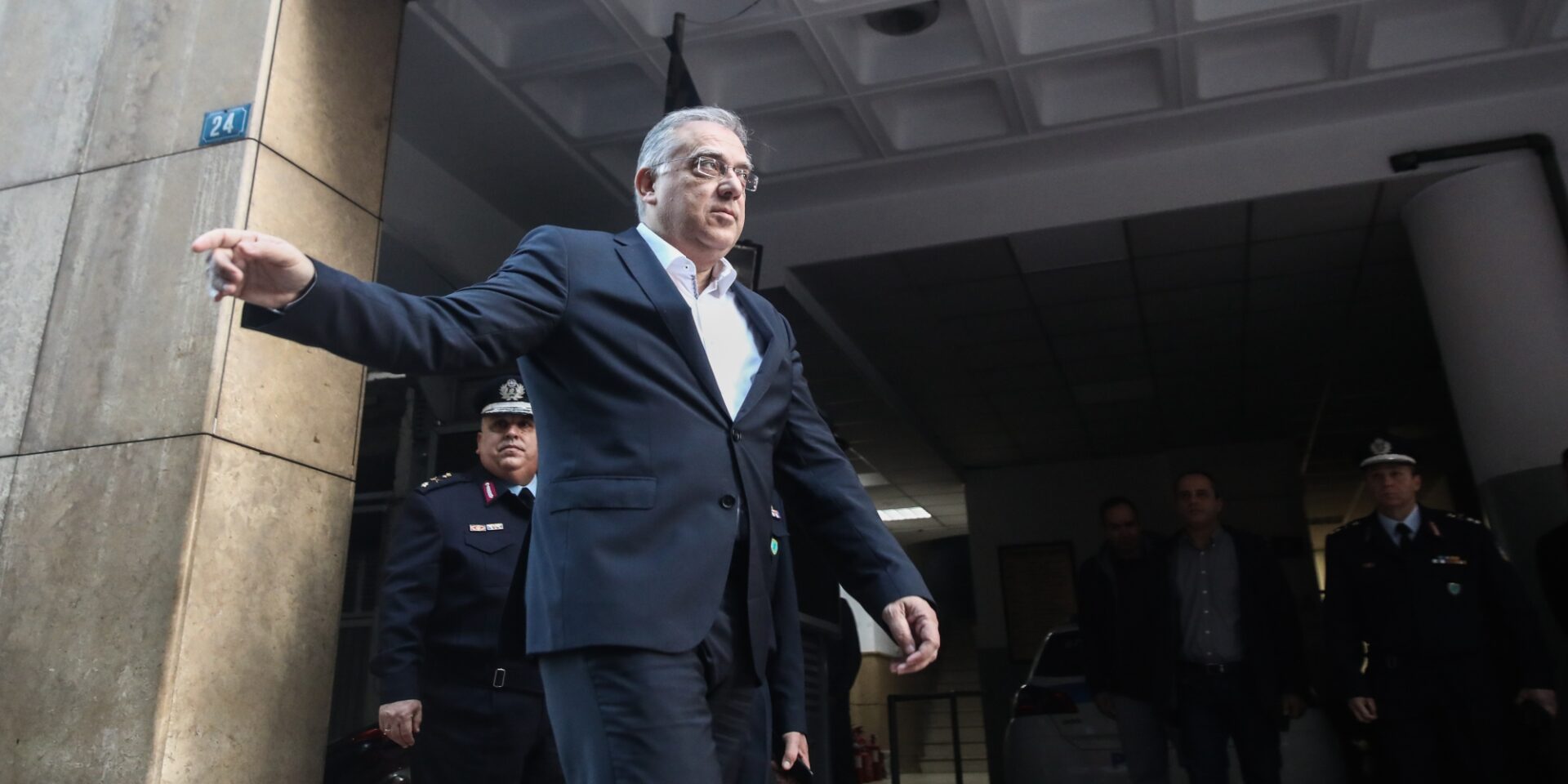 Ο Τάκης Θεοδωρικάκος σε αστυνομικό τμήμα