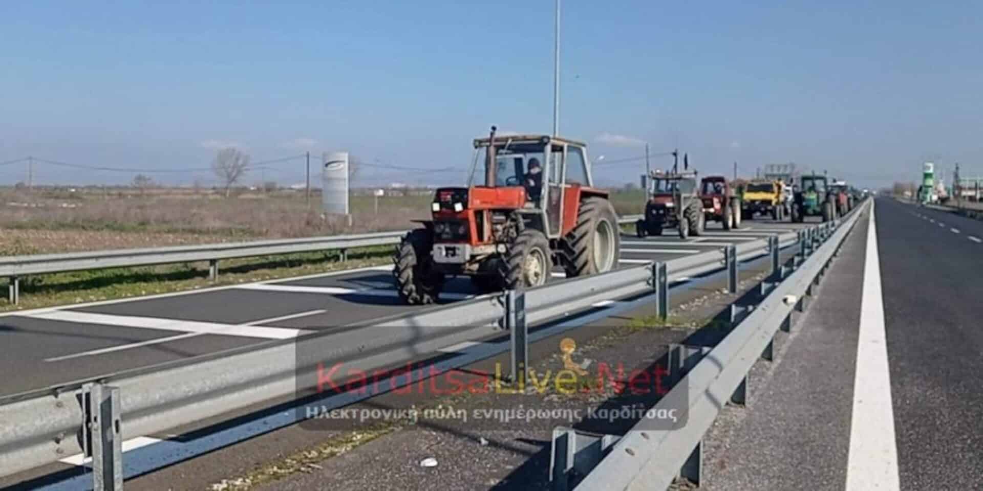 Τρακτέρ αγροτών στην Καρδίτσα το πρωί της Δευτέρας 30 Ιανουαρίου