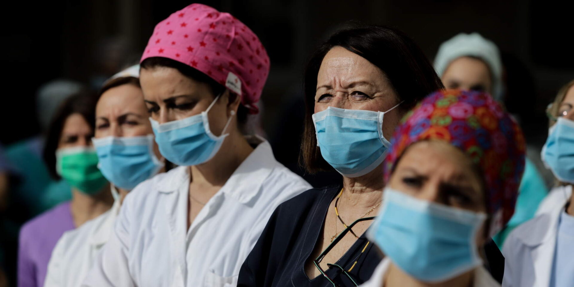 Υγειονομικοί με ποδιές και μάσκες στους δρόμους