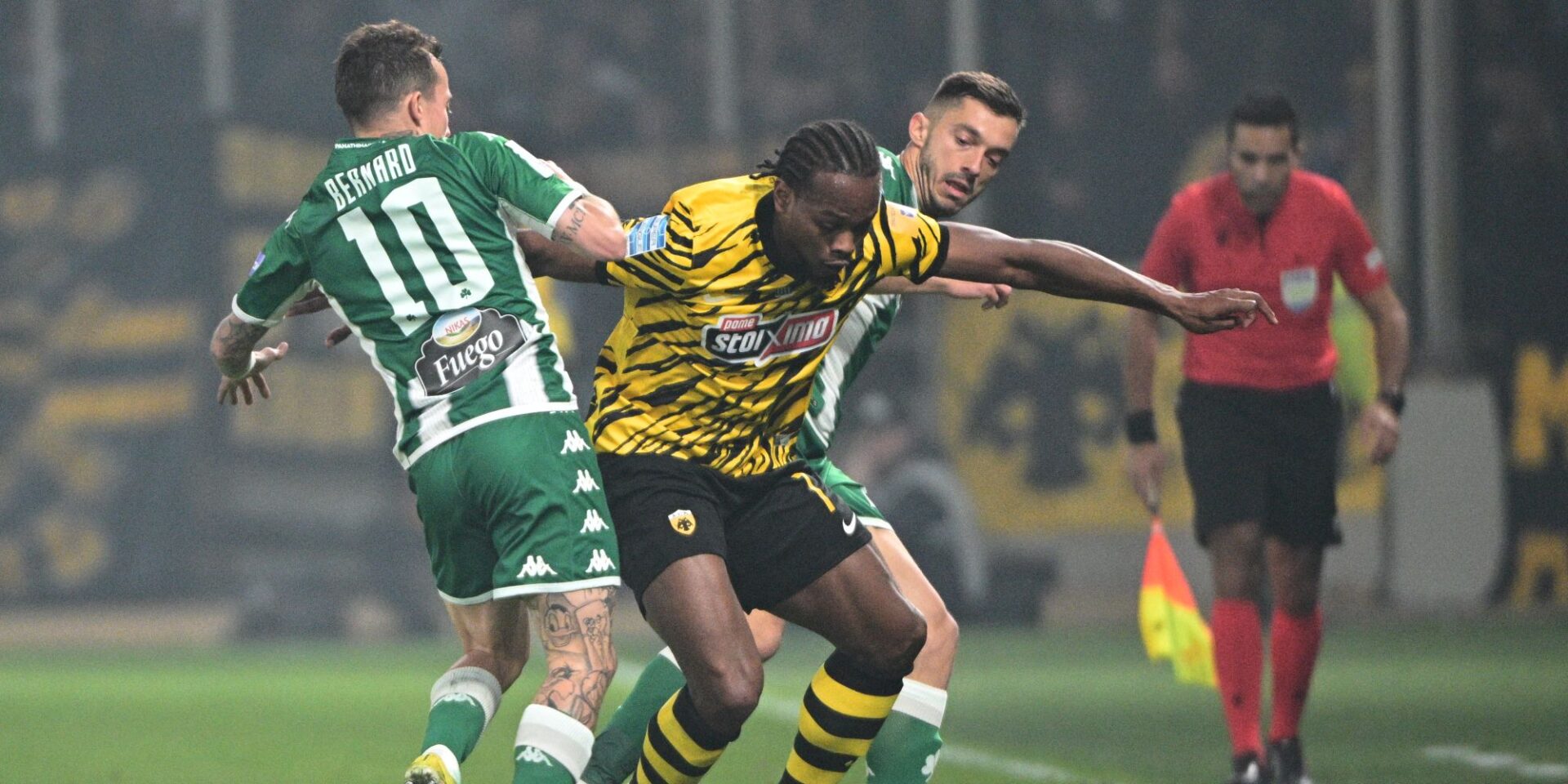 Φάση από το ΑΕΚ - Παναθηναϊκός για τη Super League