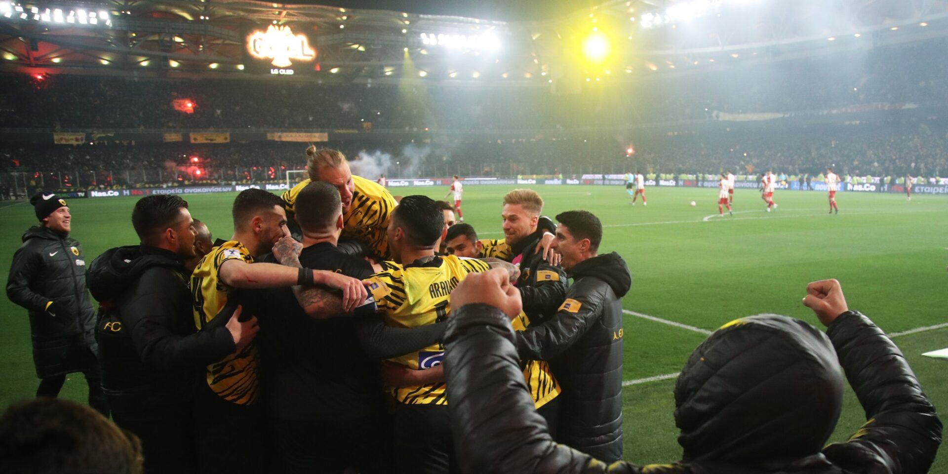 Οι παίκτες της ΑΕΚ πανηγυρίζουν το 3-0 επί του Ολυμπιακού