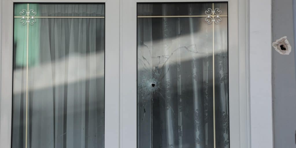 Εικόνα από το σπίτι μετά τους πυροβολισμούς στην Αγία Βαρβάρα 
