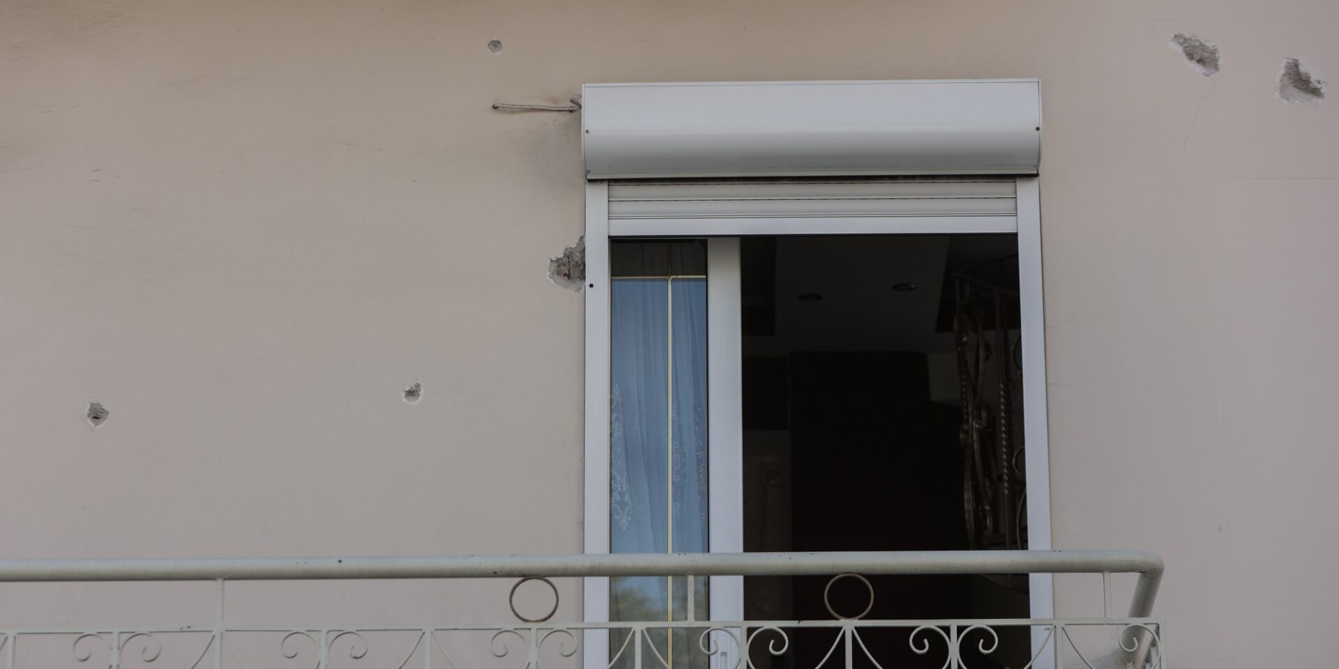 Εικόνα από το σπίτι μετά τους πυροβολισμούς στην Αγία Βαρβάρα