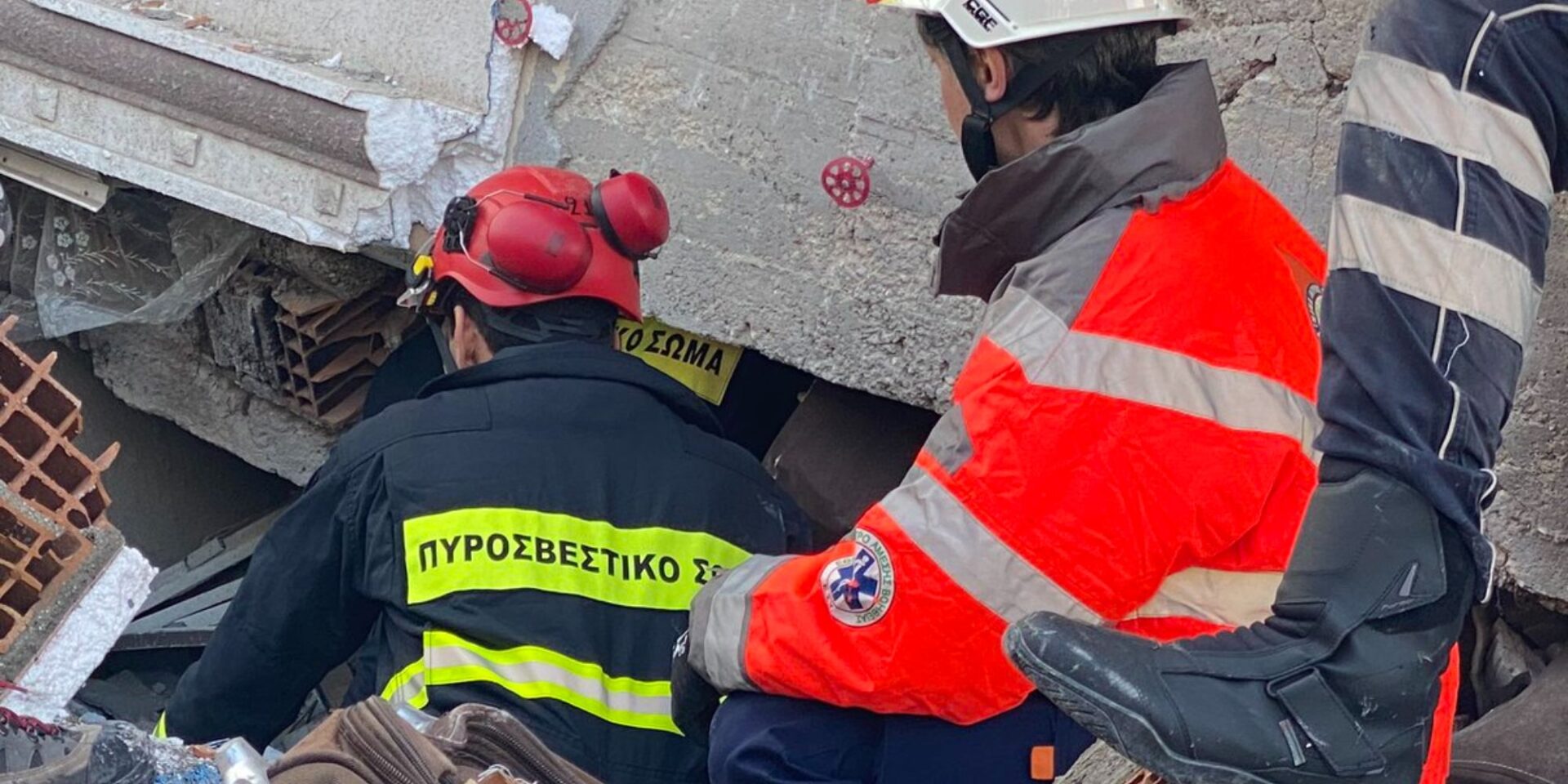 Άνδρες της ελληνικής ΕΜΑΚ προσπαθούν να απεγκλωβίσουν ένα κοριτσάκι στην Τουρκία