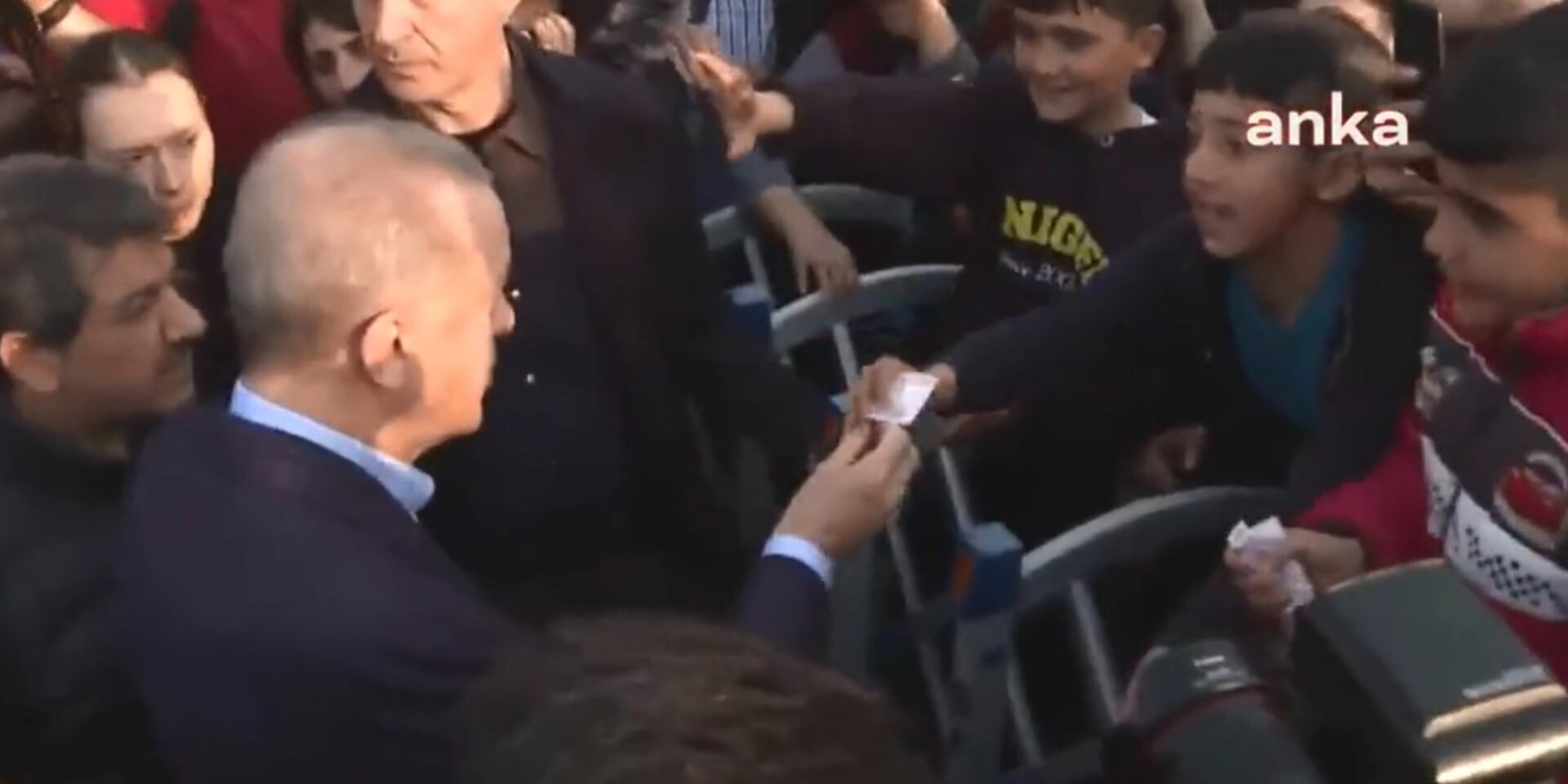 H στιγμή που ο Ερντογάν μοίρασε λεφτά σε παιδιά