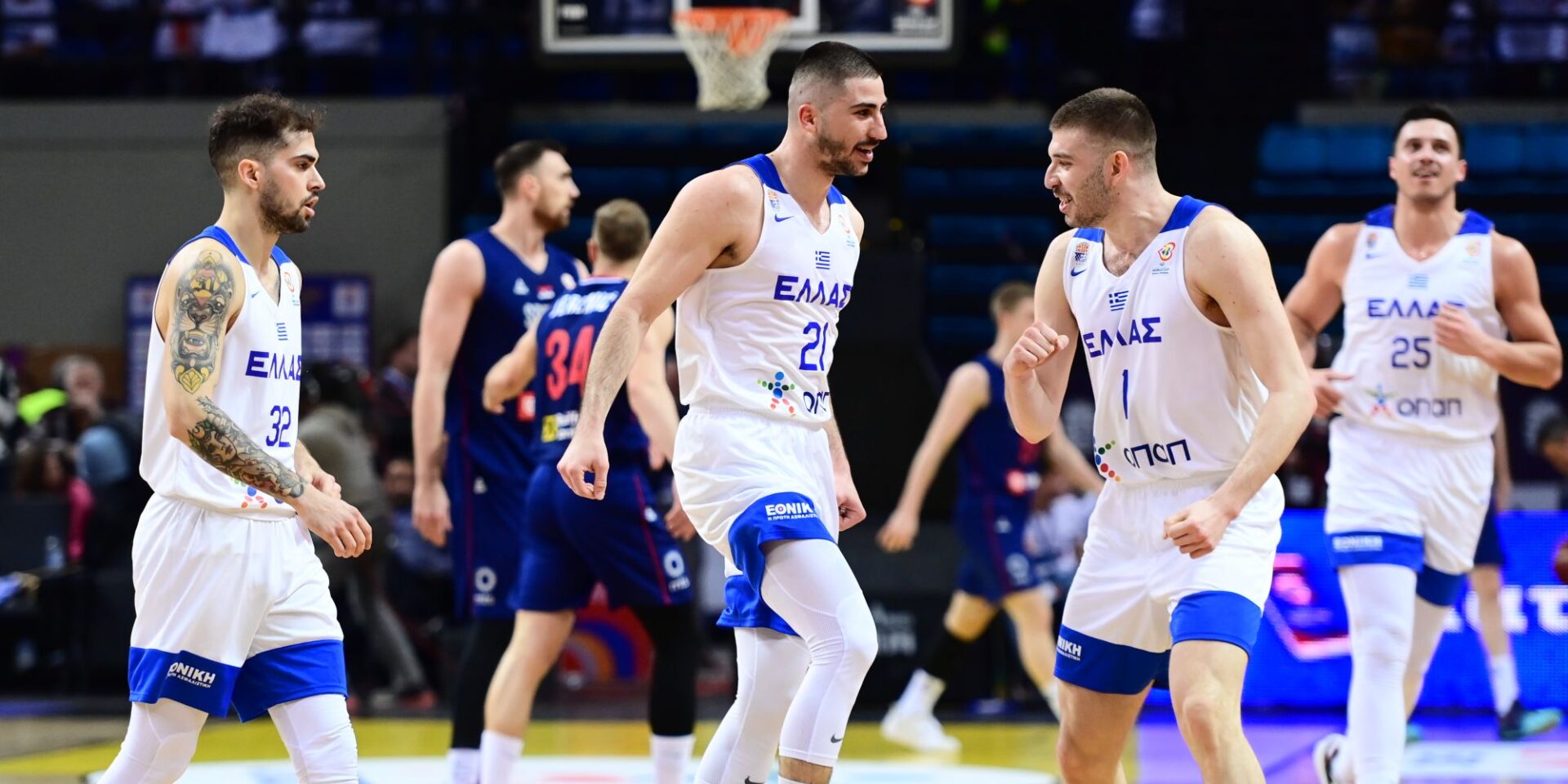 Παίκτες της Εθνικής πανηγυρίζουν τη νίκη επί της Σερβίας