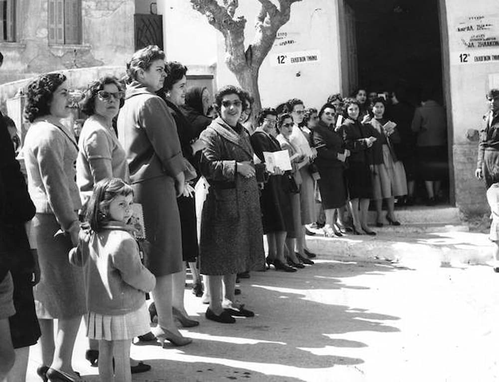 Γυναίκες στην ουρά, περιμένουν να ψηφίσουν