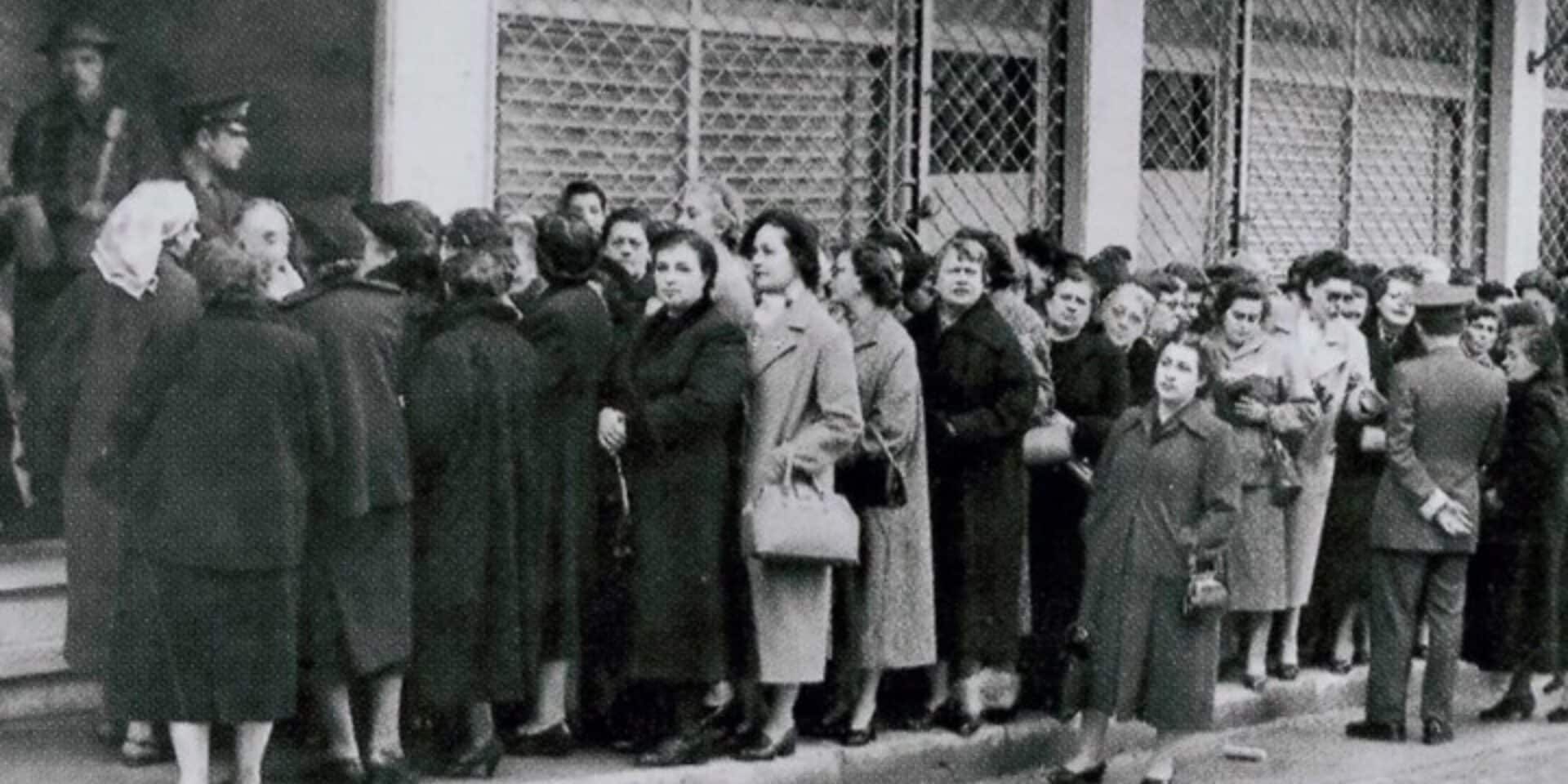 Γυναίκες στην ουρά, περιμένουν να ψηφίσουν