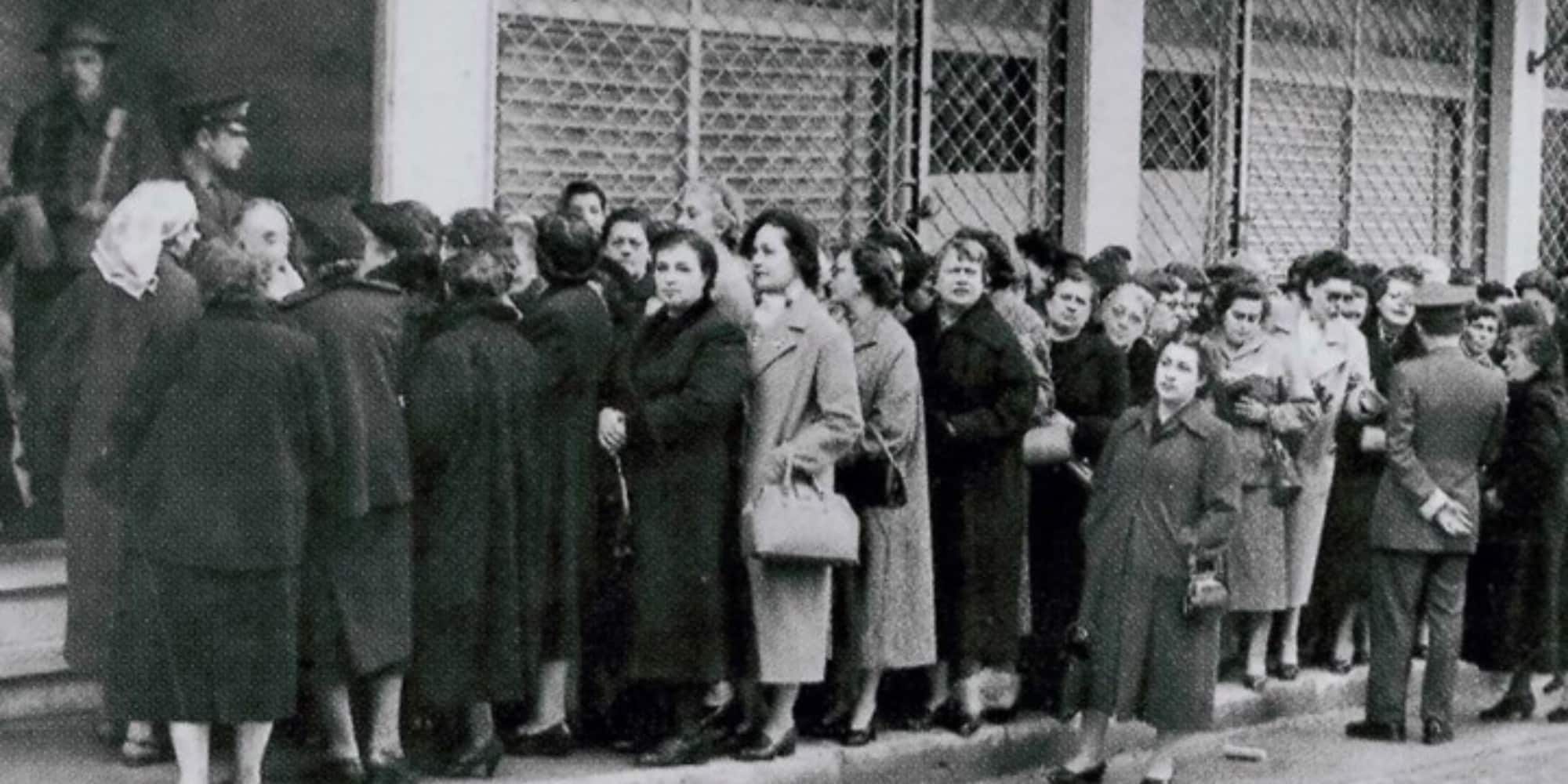 Γυναίκες στην ουρά, περιμένουν να ψηφίσουν