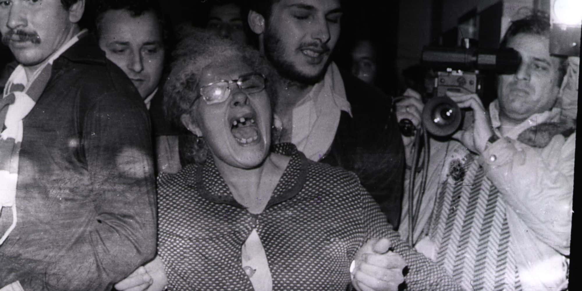 Μητέρα κλαίει για την τραγωδία στη Θύρα 7 το 1981