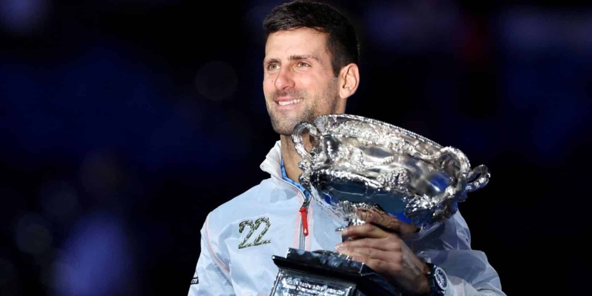 Ο Νόβακ Τζόκοβιτς με το τρόπαιο του Australian Open