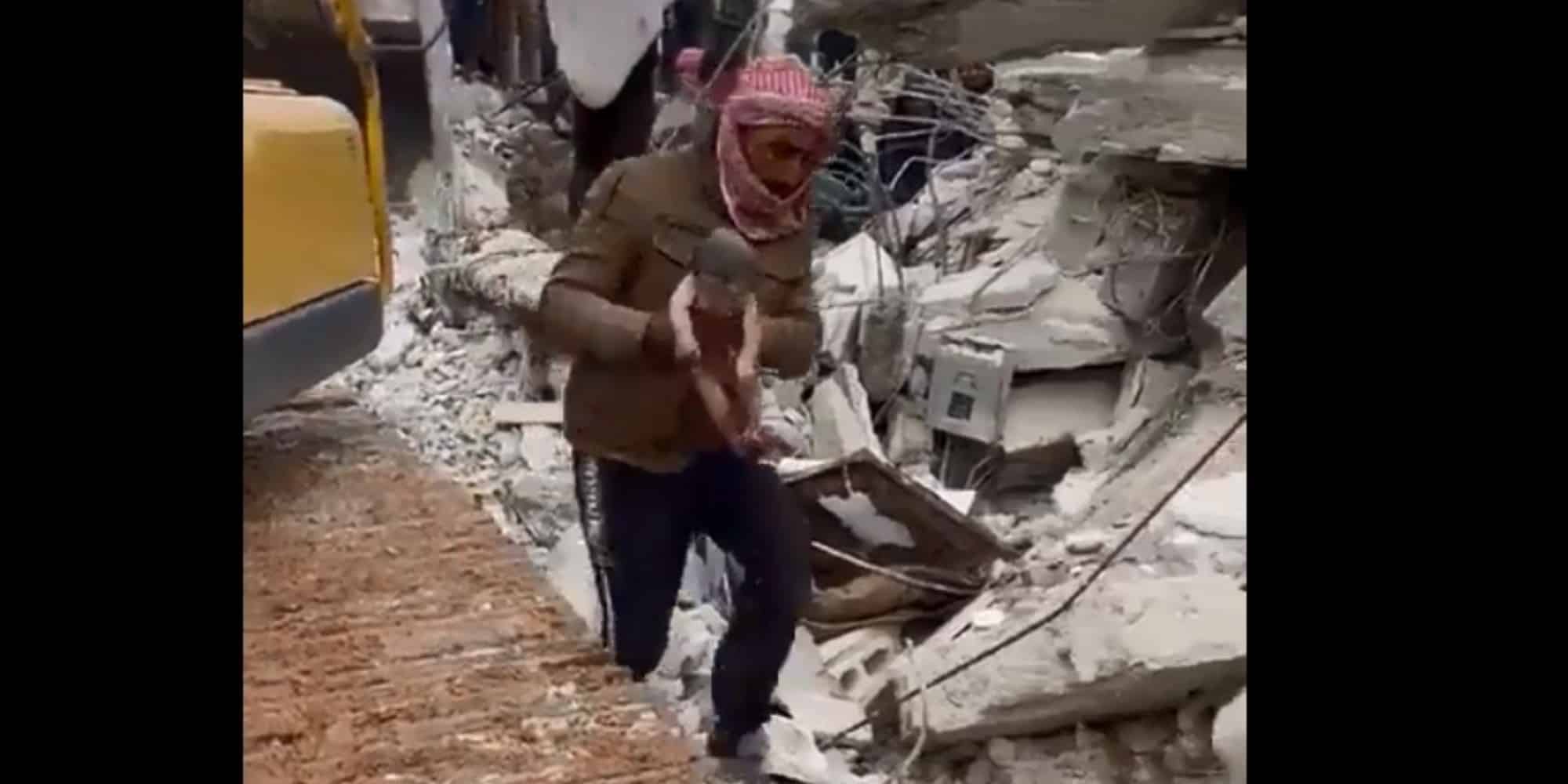 Η στιγμή που οι διασώστες βγάζουν το βρέφος από τα χαλάσματα στη Συρία