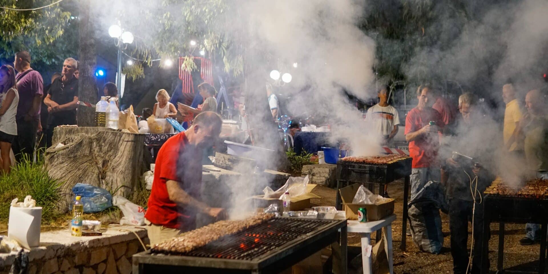 Κόσμος ψήνει κρέατα