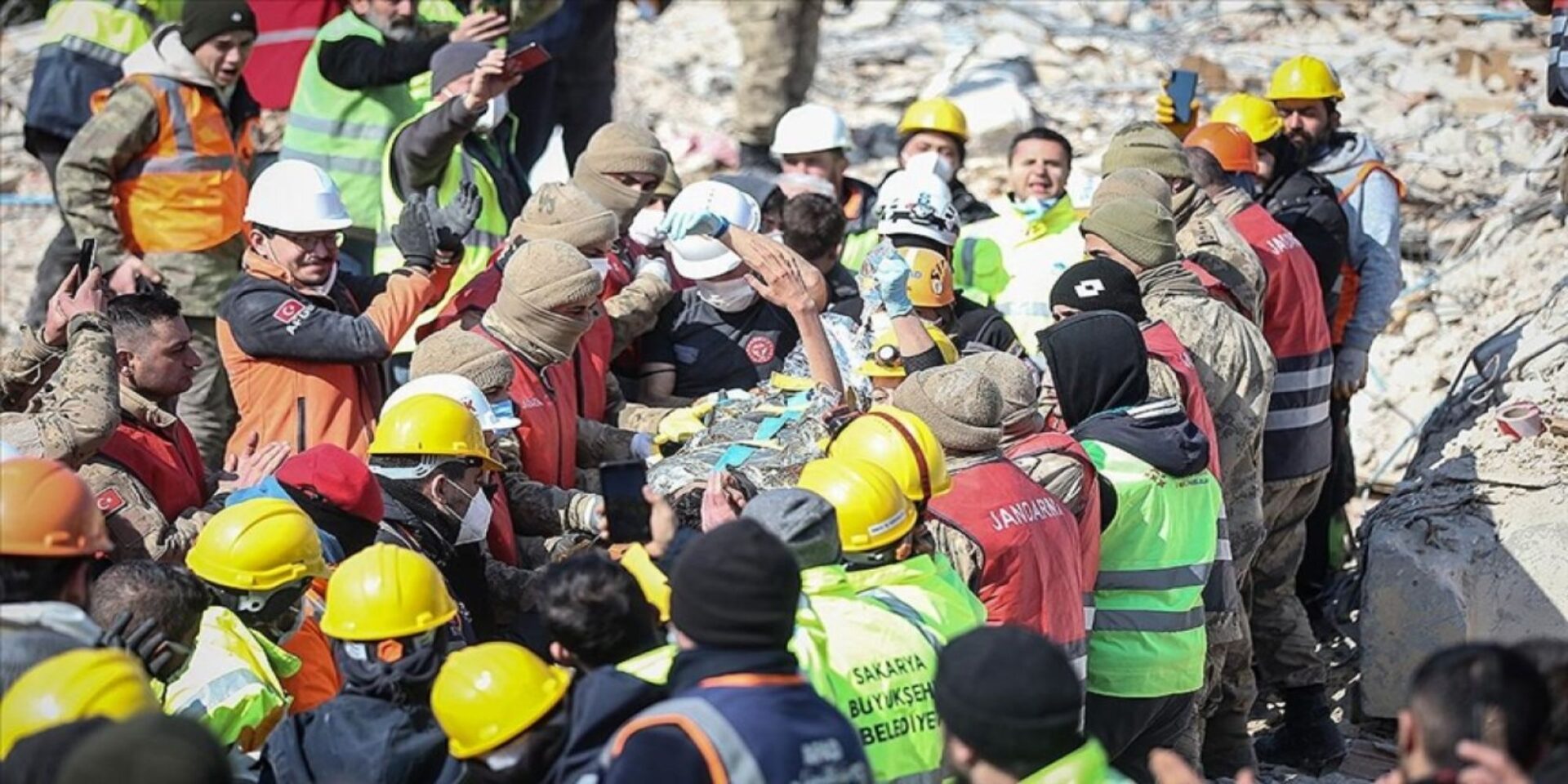 Η στιγμή που η 42χρονη βγαίνει ζωντανή από τα χαλάσματα στην Τουρκία