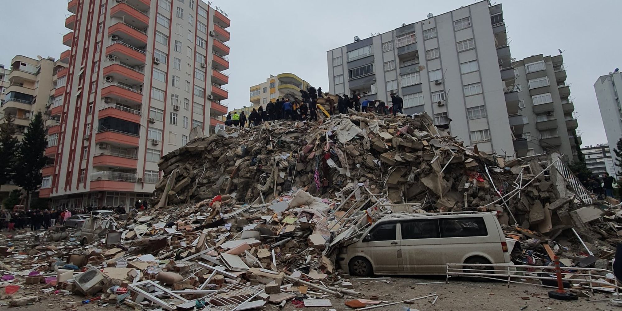 Συντρίμμια στην Τουρκία μετά τους φονικούς σεισμούς