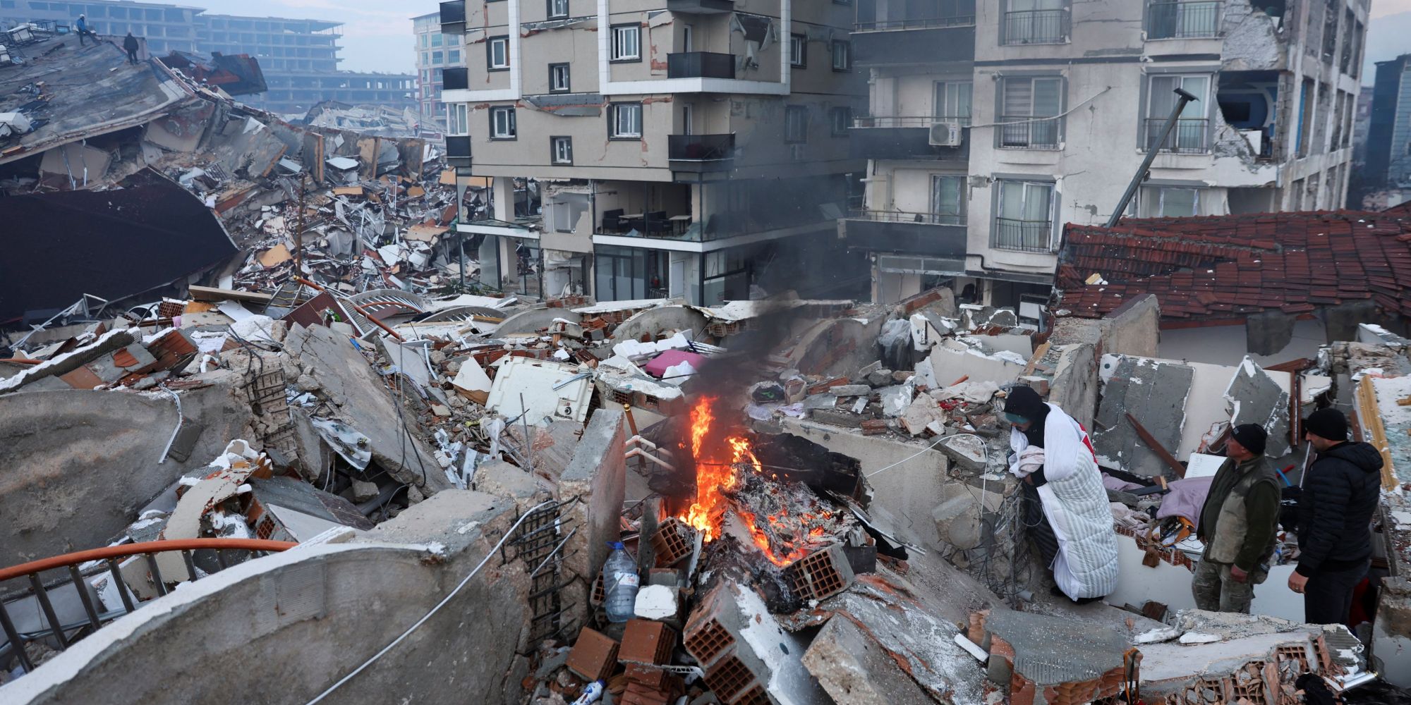 Συντρίμμια μετά τους φονικούς σεισμούς στην Τουρκία