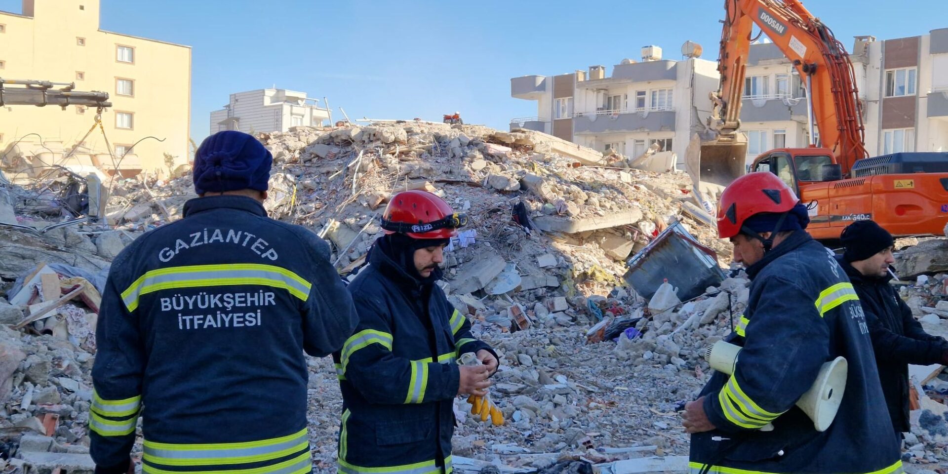 Συντρίμμια στην Τουρκία μετά τους φονικούς σεισμούς