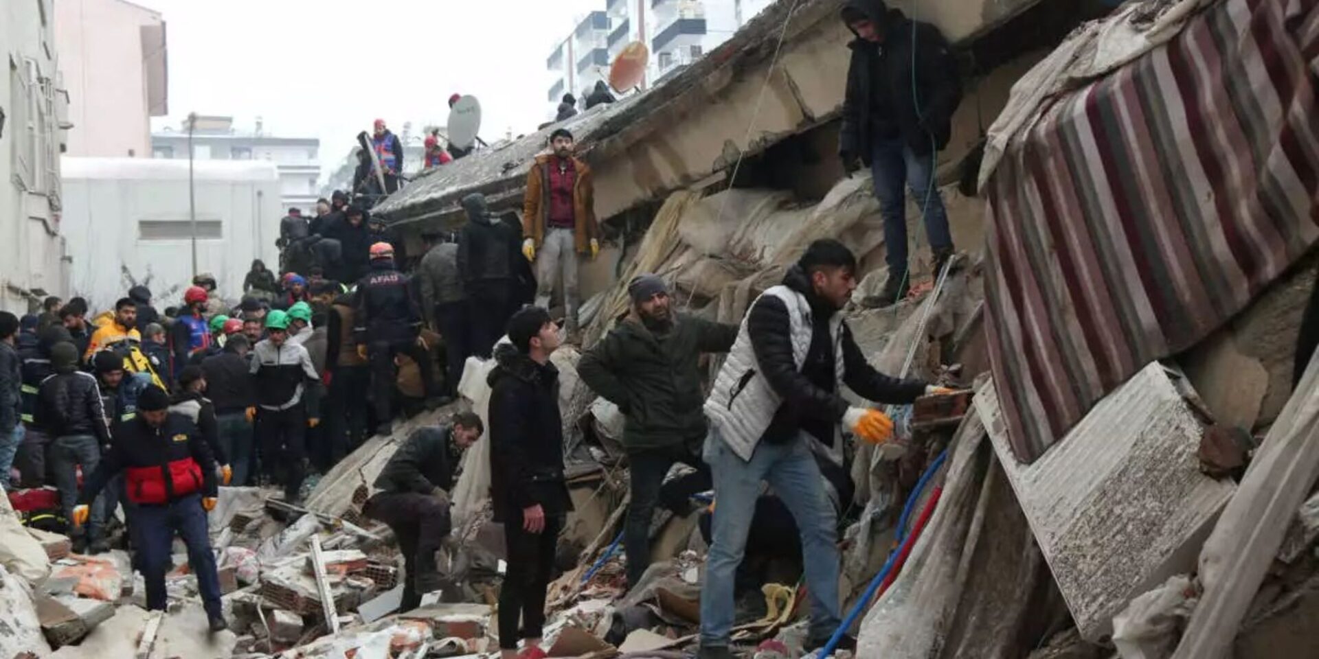 Κόσμος αναζητά επιζώντες μέσα στα χαλάσματα στην Τουρκία