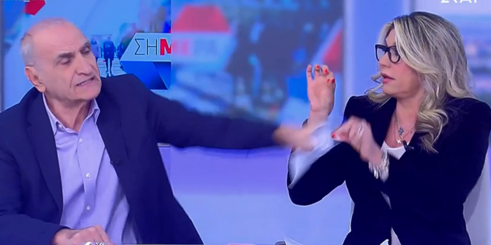 H στιγμή που ο Βαρεμένος σκίζει το χαρτί της Καραμανλή