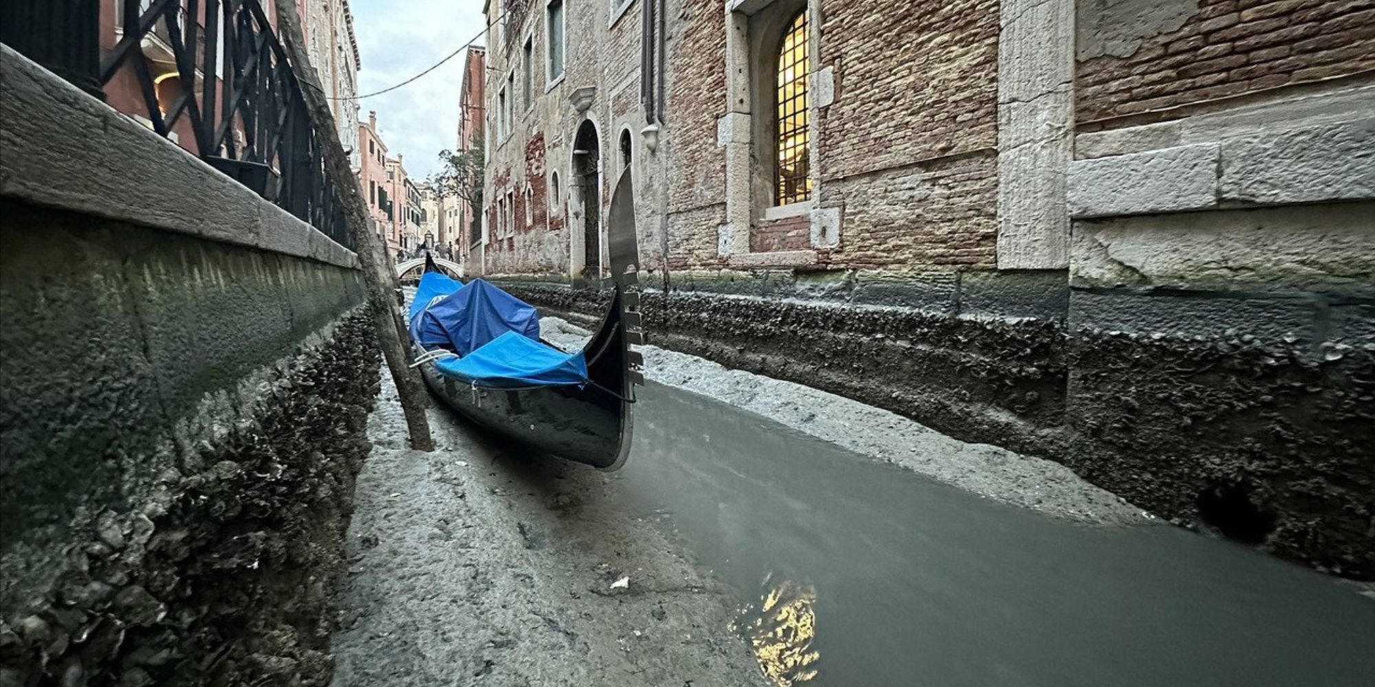 Κανάλι στη Βενετία χωρίς νερό