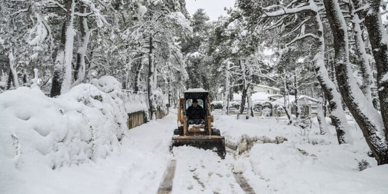 Έκτακτο δελτίο επιδείνωσης του καιρού από την ΕΜΥ – Κρύο, καταιγίδες και χιόνια από την Κυριακή (12/1)