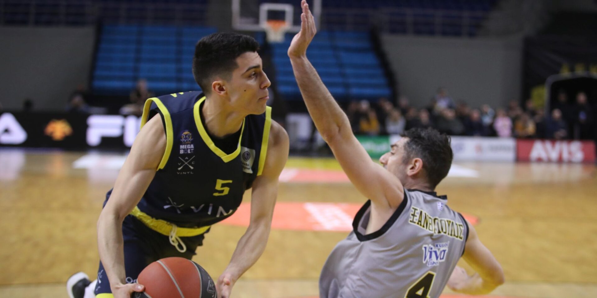 Φάση από το ΑΕΚ-Λαύριο για την Basket League