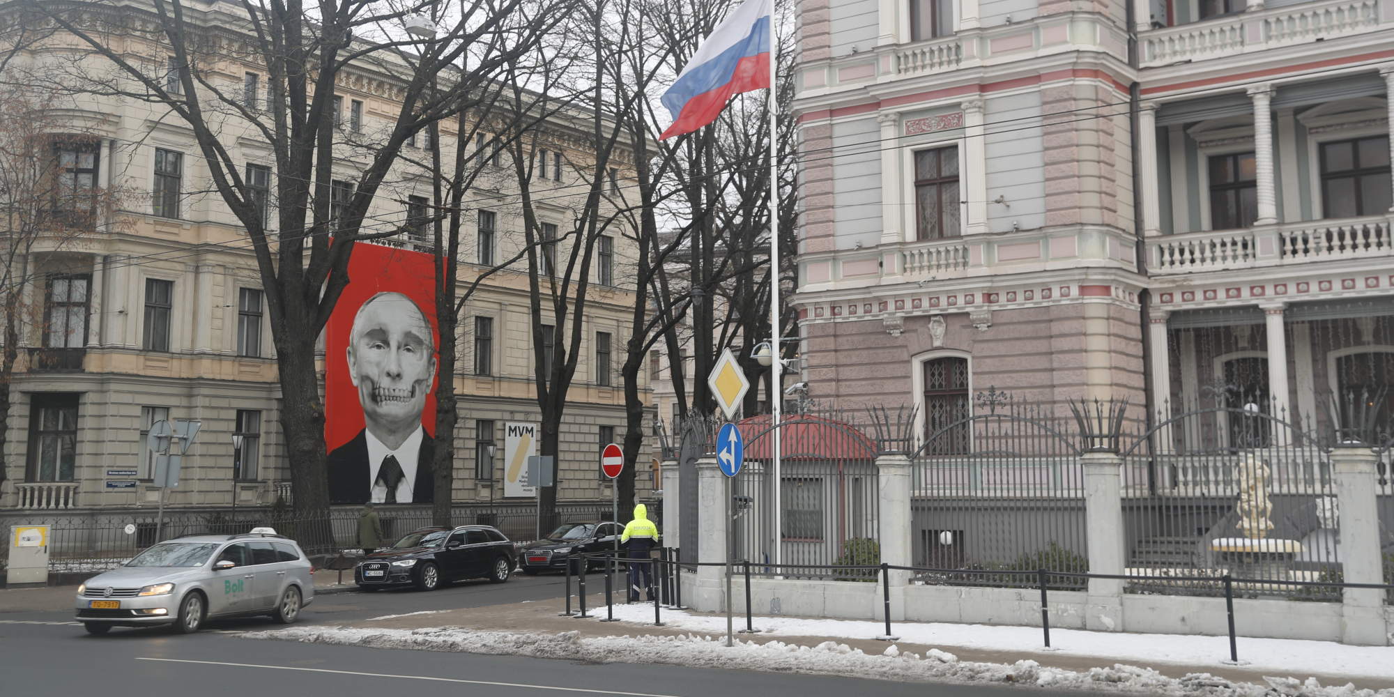 Αφίσα του Πούτιν ως τέρας στην Λετονία