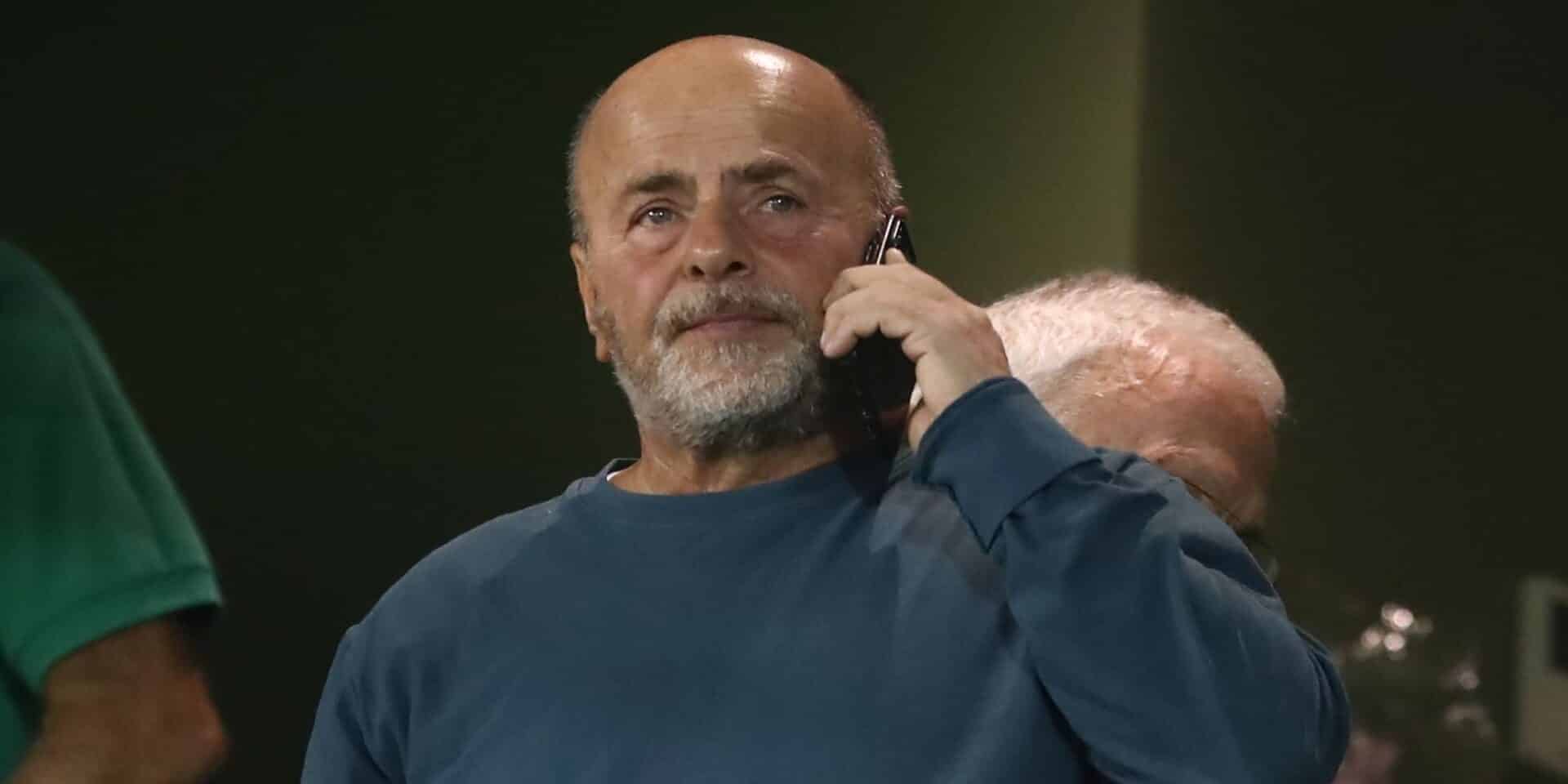 Ο Γιάννης Αλαφούζος μιλά στο τηλέφωνο