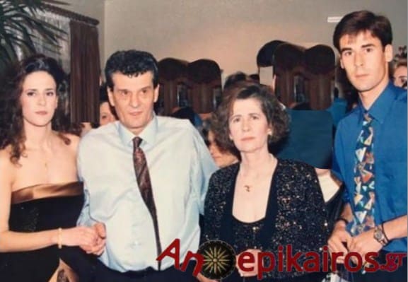 Ο Βασίλης Τσιάρτας με τον πατέρα του και την οικογένειά του / Φωτογραφία: anepikairos