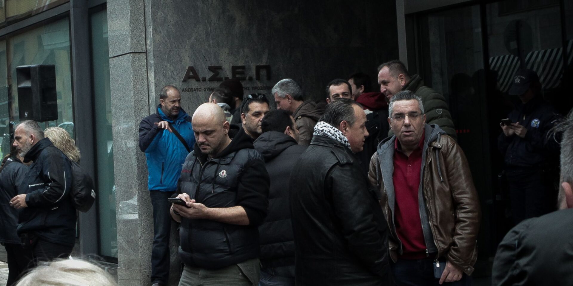 Κόσμος έξω από το ΑΣΕΠ