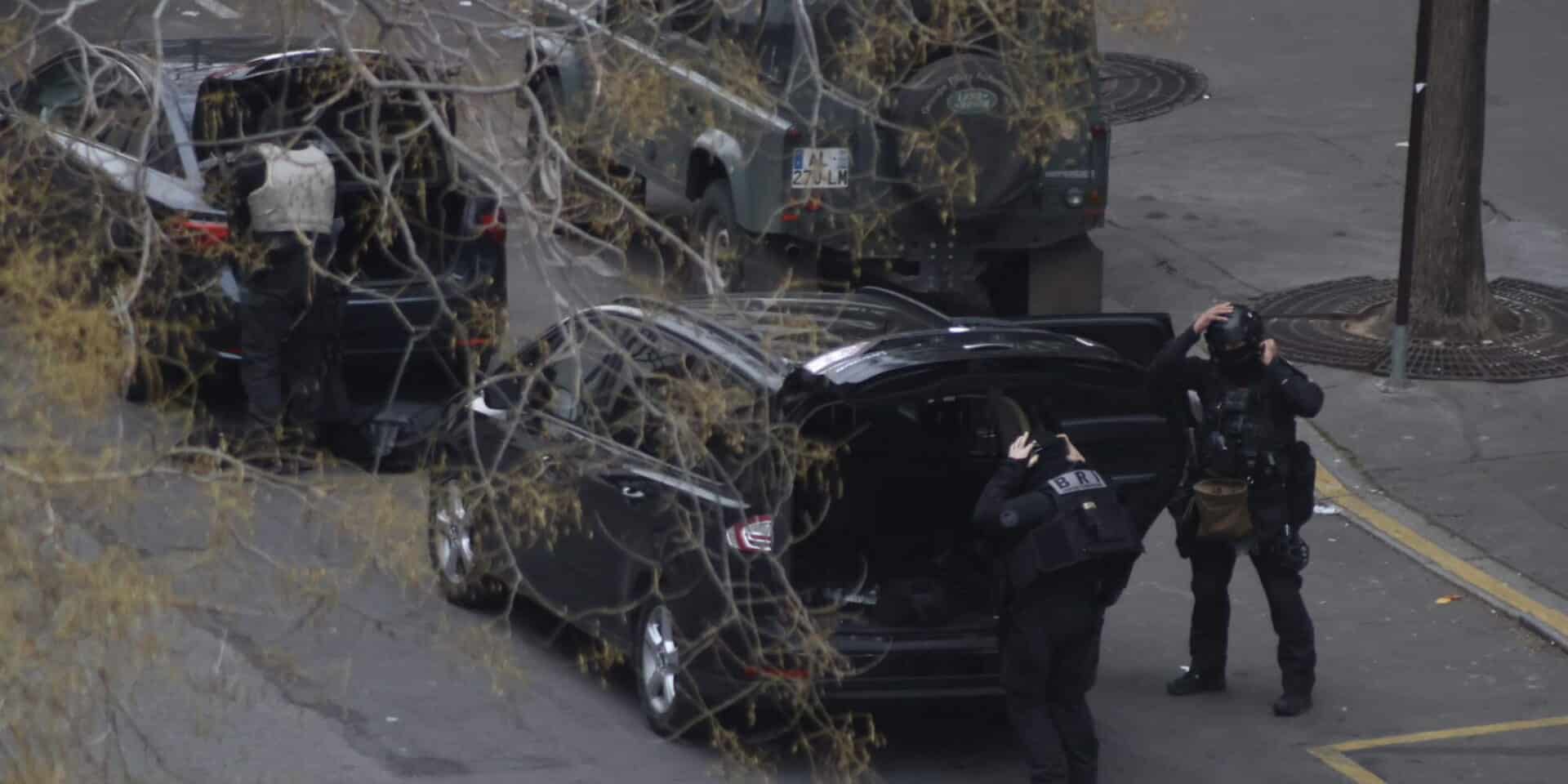 Αστυνομικοί στο Παρίσι μετά τους πυροβολισμούς από μπαλκόνι στο 15ο διαμέρισμα / Φωτογραφία: Twitter @adrien_mnd