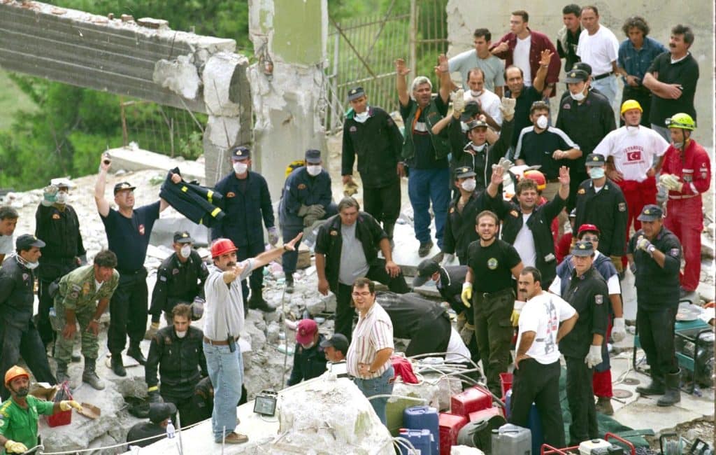 Προσπάθειες απεγκλωβισμού μετά τον σεισμό του 1999 στην Αθήνα