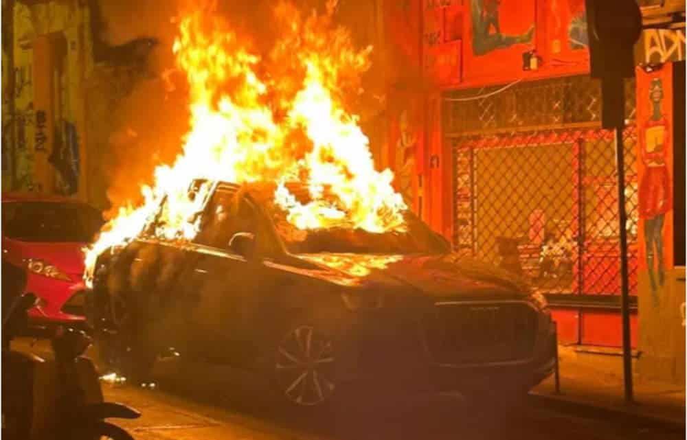Αυτοκίνητο τυλίχτηκε στις φλόγες στα Εξάρχεια το βράδυ της Τρίτης