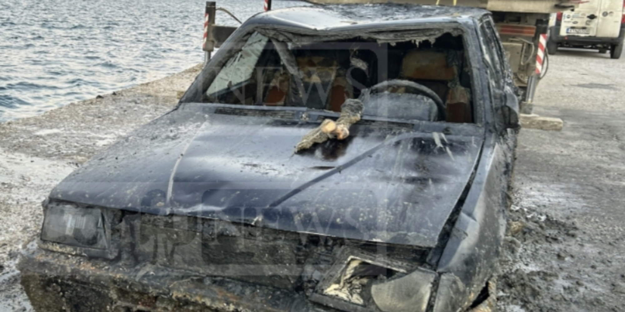 Το αυτοκίνητο που ανασύρθηκε από τον πυθμένα του λιμανιού στην Κέρκυρα