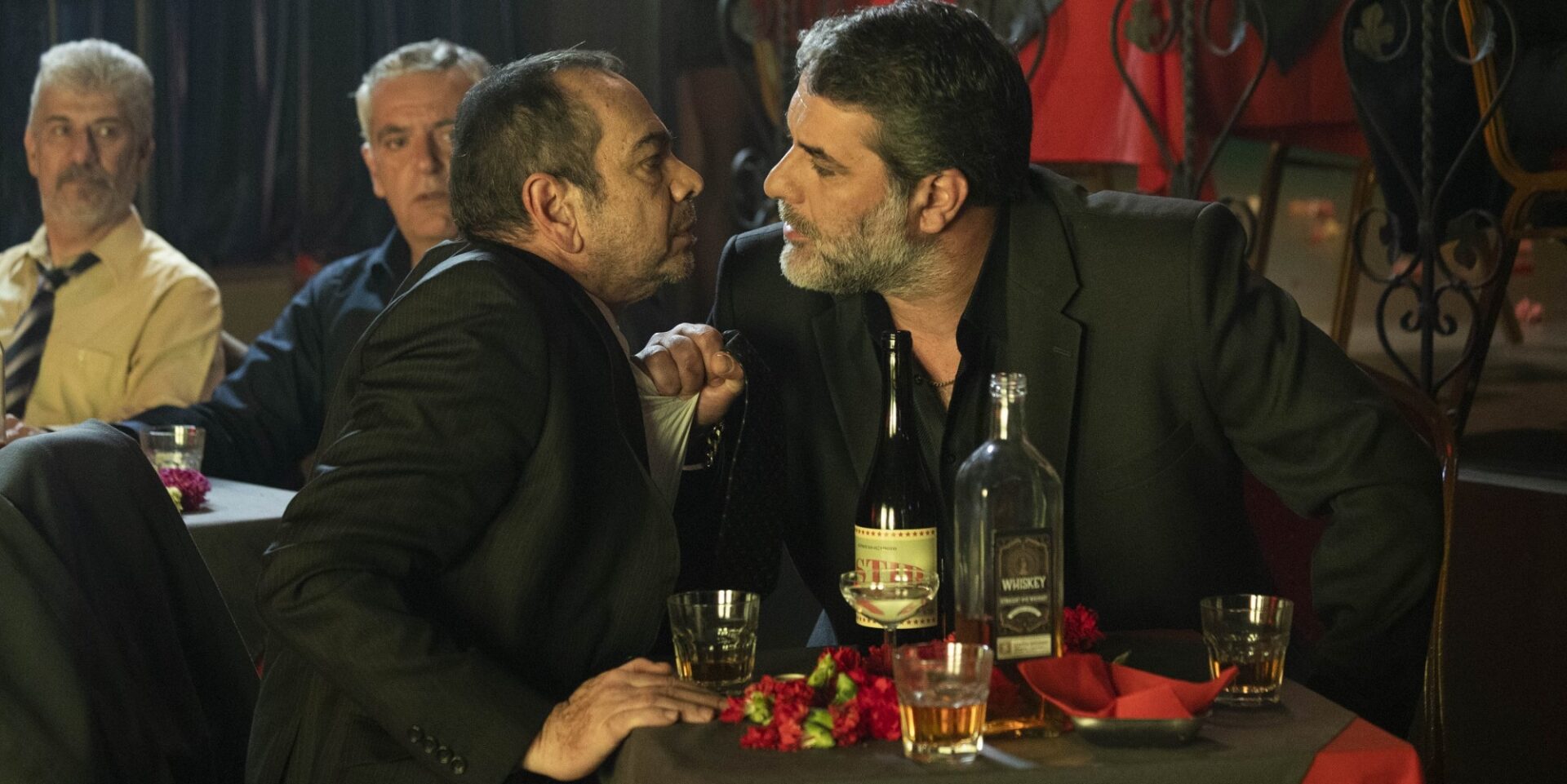 Νίκος Αλεξίου και Βασίλης Μπισμπίκης στη σειρά «Αυτή η νύχτα μένει»