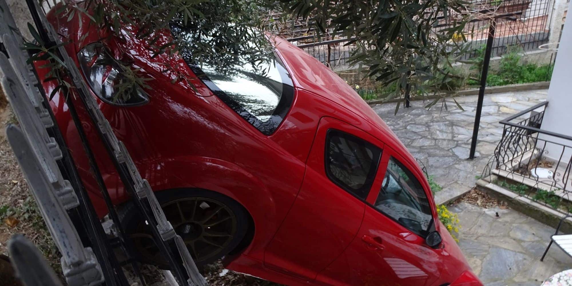 Το αυτοκίνητο που κατέληξε σε αυλή στη Θεσσαλονίκη
