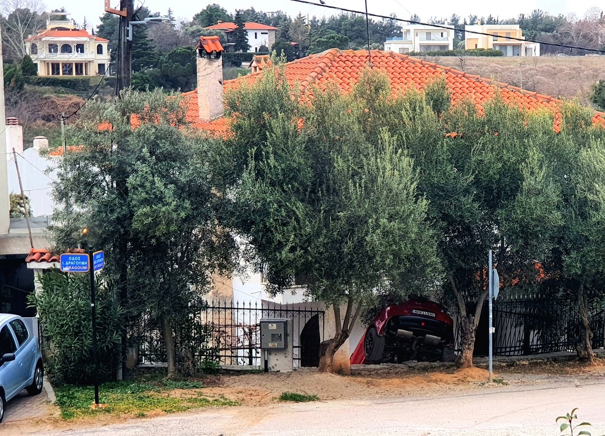 Το αυτοκίνητο που κατέληξε σε αυλή στη Θεσσαλονίκη