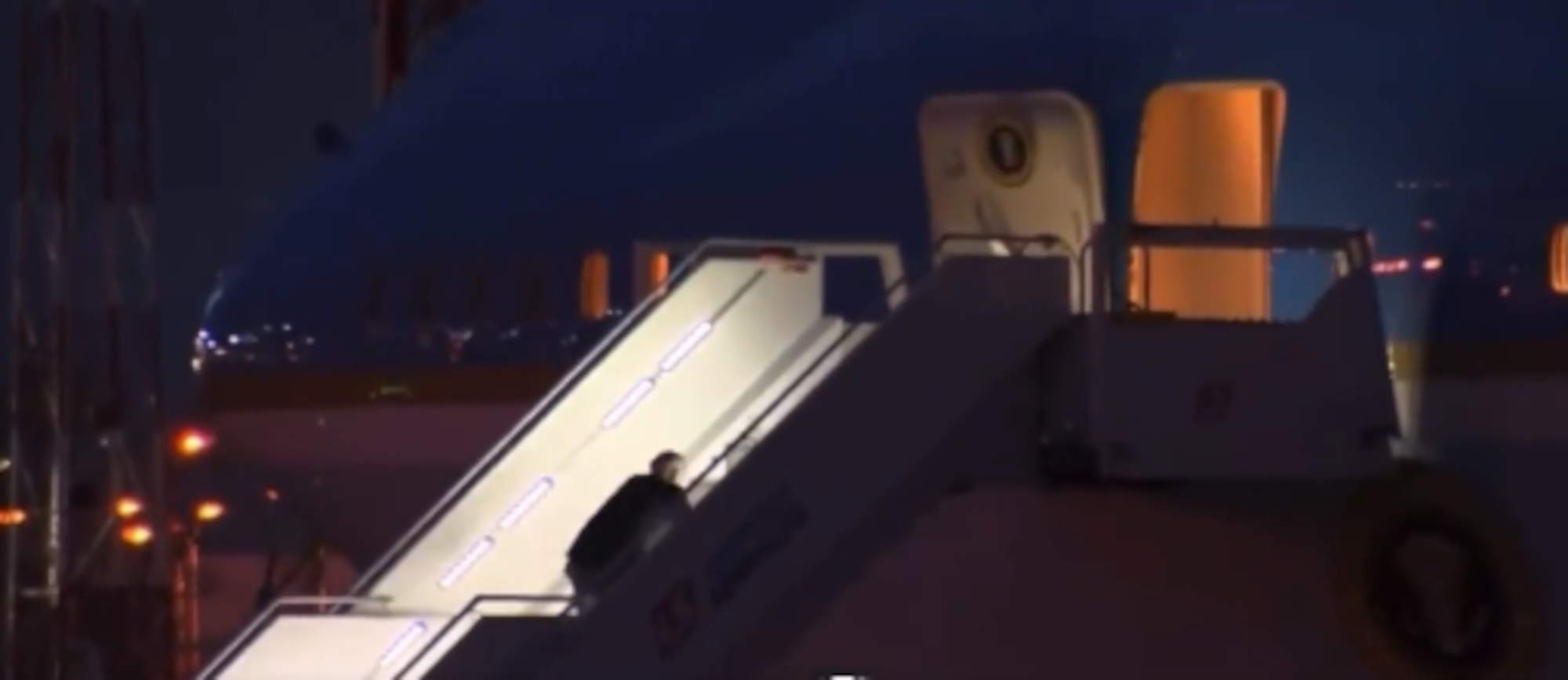 Ο Αμερικανός πρόεδρος, Τζο Μπάιντεν έπεσε στις σκάλες του Air Force One