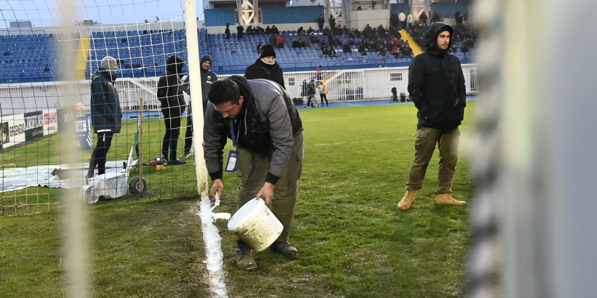 Οι εργασίες στα δοκάρια του γηπέδου του Περιστερίου στο Ατρόμητος-ΑΕΚ για την Super League