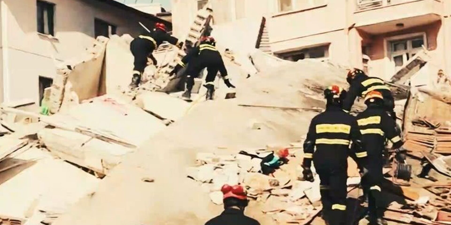 H ελληνική ΕΜΑΚ στα συντρίμμια στην Τουρκία