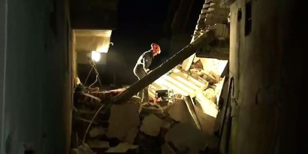 Άνδρας της ΕΜΑΚ επιχειρεί μετά τον σεισμό στην Τουρκία